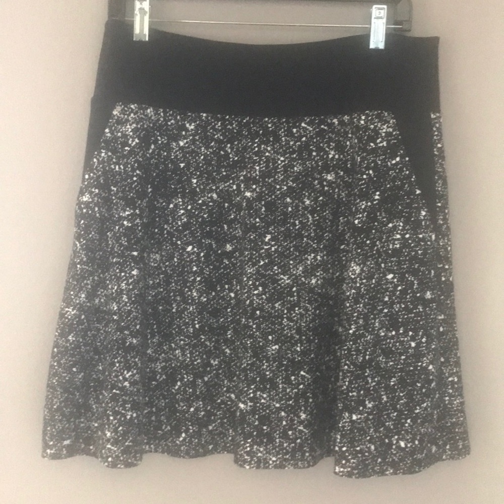 Kenneth Cole “flirty” salt-n-pepper skirt (size 8)